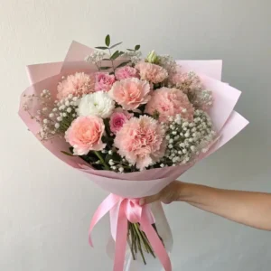 Ramo redondo de claveles rosados y blancos