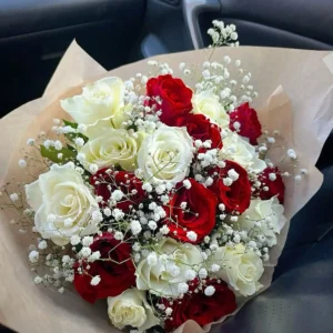Ramo redondo de rosas blancas y rojas